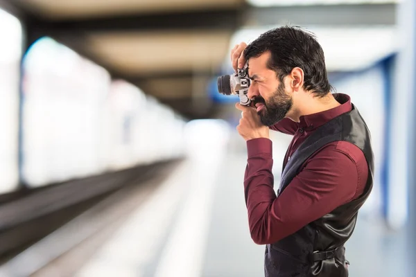 Homem usando colete fotografando — Fotografia de Stock