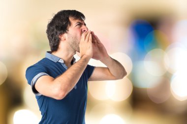 izole beyaz arka plan üzerinde bağıran adam