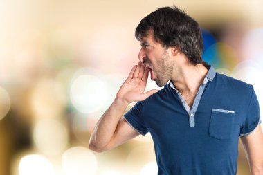 izole beyaz arka plan üzerinde bağıran adam