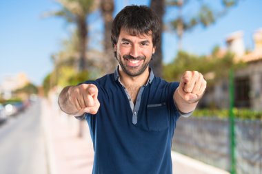 Adam odaklanmamış arka plan