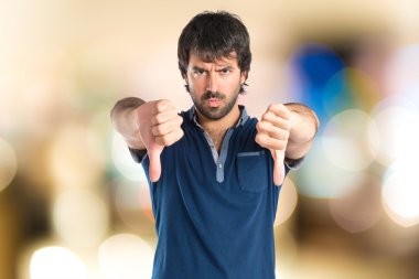 Adam odaklanmamış arka plan