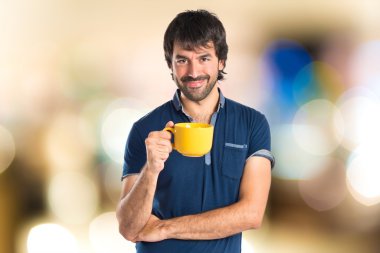 Adam odaklanmamış arka plan