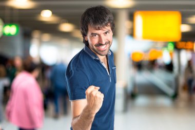 Adam odaklanmamış arka plan