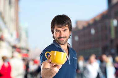 Adam odaklanmamış arka plan