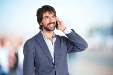 Adam odaklanmamış arka plan