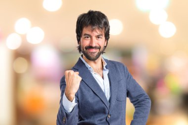 Adam odaklanmamış arka plan