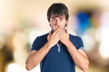 Adam odaklanmamış arka plan