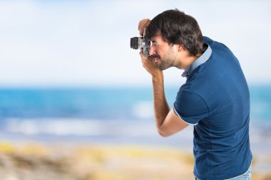 Adam odaklanmamış arka plan