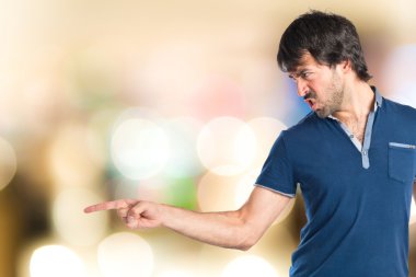 Adam odaklanmamış arka plan