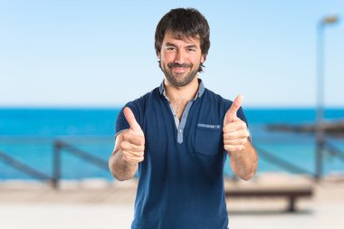 Adam odaklanmamış arka plan