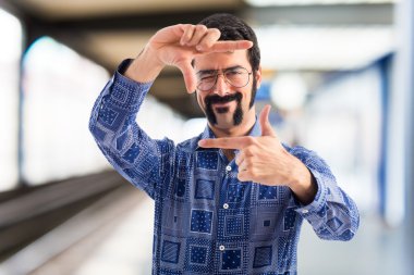 Vintage genç adam onun parmaklarıyla odaklanarak 