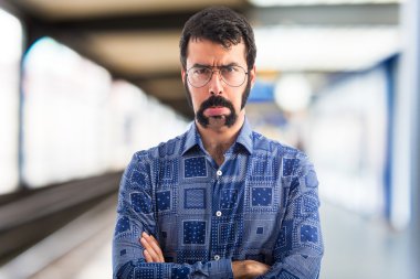 Adam odaklanmamış arka plan