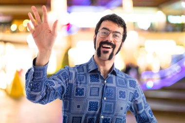 Vintage genç adam selamlayan