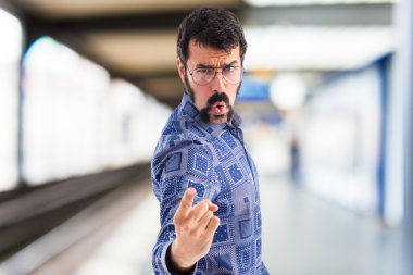 İşaret ve bağırarak vintage genç adam