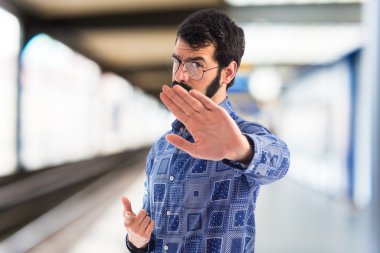 Vintage genç adam dur işareti yapmak