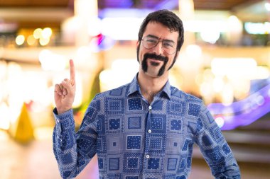 Vintage genç adam yukarı dönük