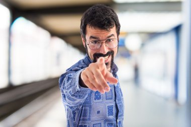 Vintage genç adam önüne işaret