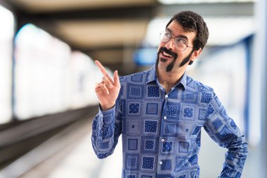 Vintage genç adam düşünme