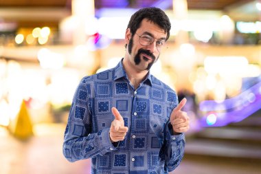 Vintage genç adam önüne işaret