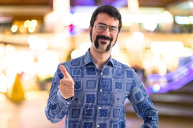 Başparmak ile Vintage genç adam 