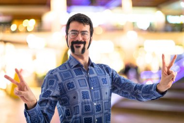 Vintage genç adam zafer jest yapma