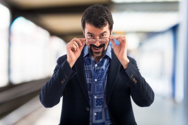 Vintage genç adam bir şeyler gösteriyor