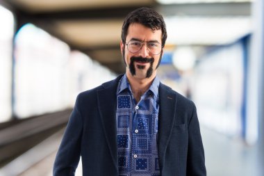 Adam odaklanmamış arka plan