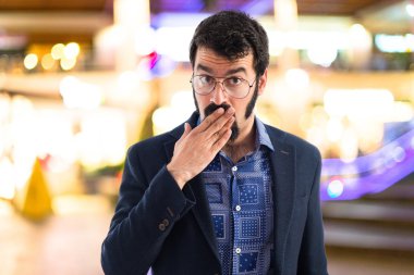 Adam sürpriz jest yapıyor. 