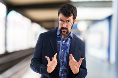 Adam odaklanmamış arka plan