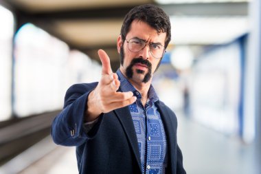 Vintage genç adam silah jest yapma 