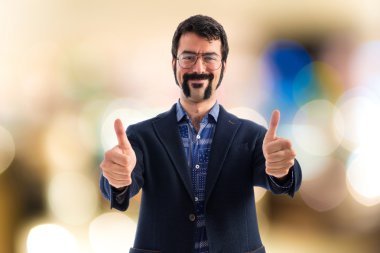 Başparmak ile Vintage genç adam 