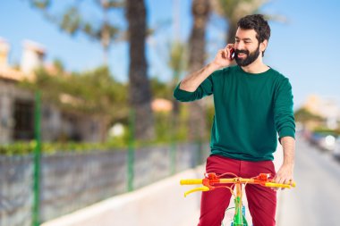 Adam odaklanmamış arka plan