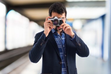 Vintage genç adam fotoğraf çekimi