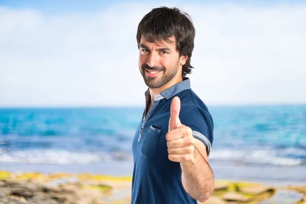 Man over unfocused background — Stock Photo, Image