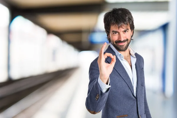 Mann mit unkonzentriertem Hintergrund — Stockfoto