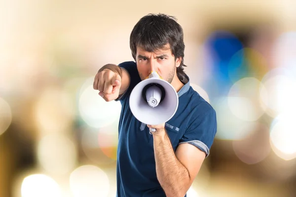 Man op ongericht achtergrond — Stockfoto