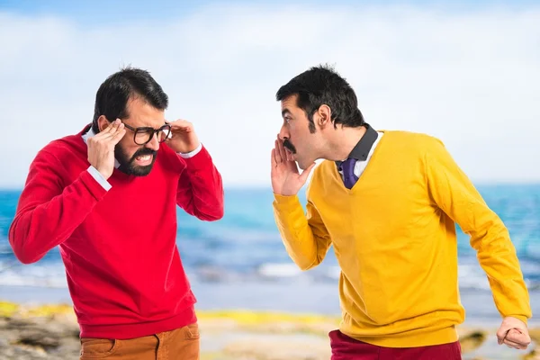 Homme criant à son frère — Photo