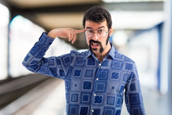 Vintage genç adam deli jest yapma