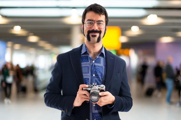 Junger Mann mit Kamera — Stockfoto