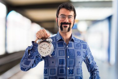 Vintage saat tutan vintage genç adam 