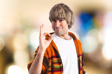 Sarışın adam ok işareti yapmak 