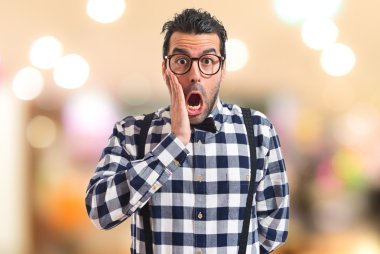 Havalı çocuk sürpriz jest yapıyor 