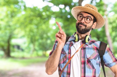 Beyaz arka plan üzerinde düşünme turizm  