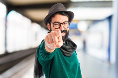 Öne doğru işaret eden sanatçı 