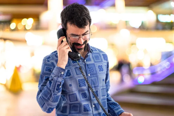 Junger Mann spricht mit Oldtimer-Telefon — Stockfoto