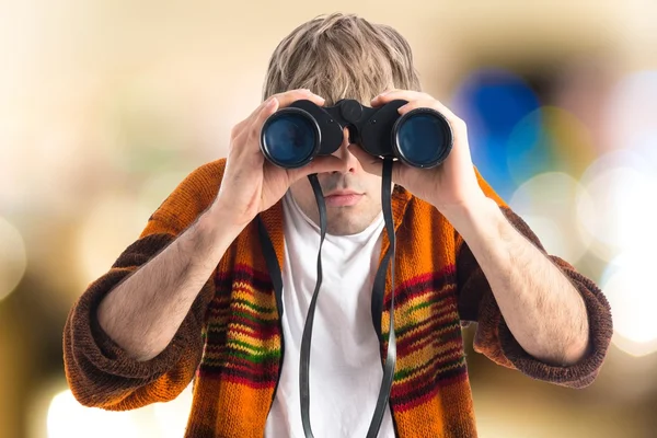 Hombre rubio con prismáticos — Foto de Stock