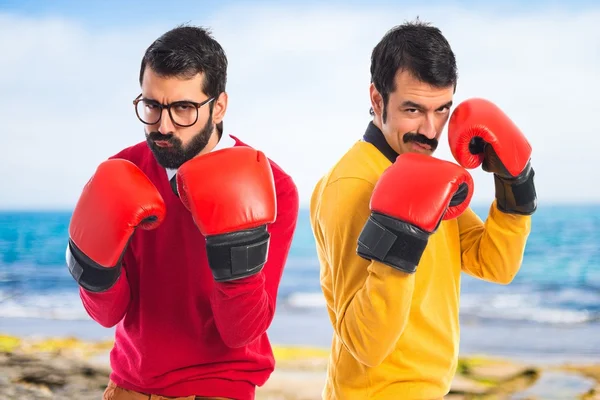 Zwillingsbrüder mit Boxhandschuhen — Stockfoto