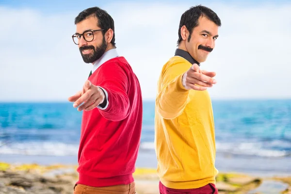 Irmãos gêmeos apontando para a frente — Fotografia de Stock