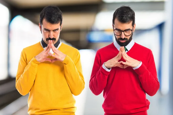 Mann mit unkonzentriertem Hintergrund — Stockfoto