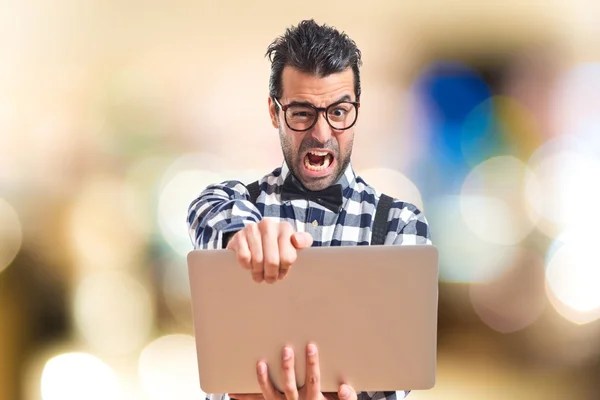 Frustrado menino elegante com laptop sobre fundo branco — Fotografia de Stock